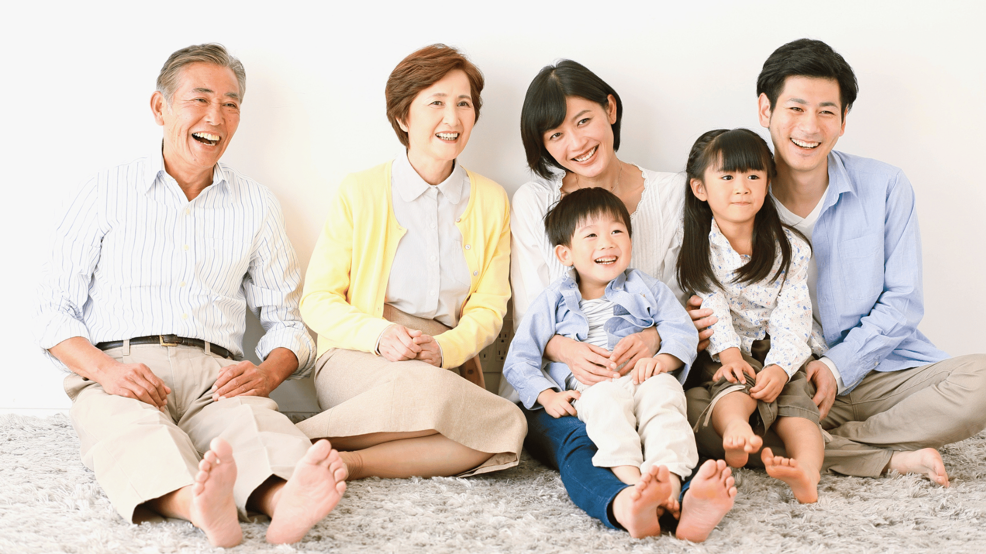 笑顔で集まる3世代家族